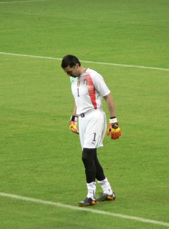 JAR 571.JPG - Buffon teple oblečen. Za jeho brankou se už od první minuty rozcvičoval italský náhradní gólman. V půlce zápasu ho pak i vystřídal, asi pospíchal do tepla za Alenkou, jak poznamenal Kroci.